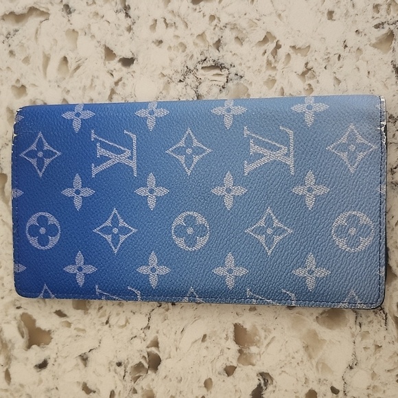 Louis Vuitton RARE Gradient Blue Monogram Wallet/Passport Holder - Picture 3 of 15